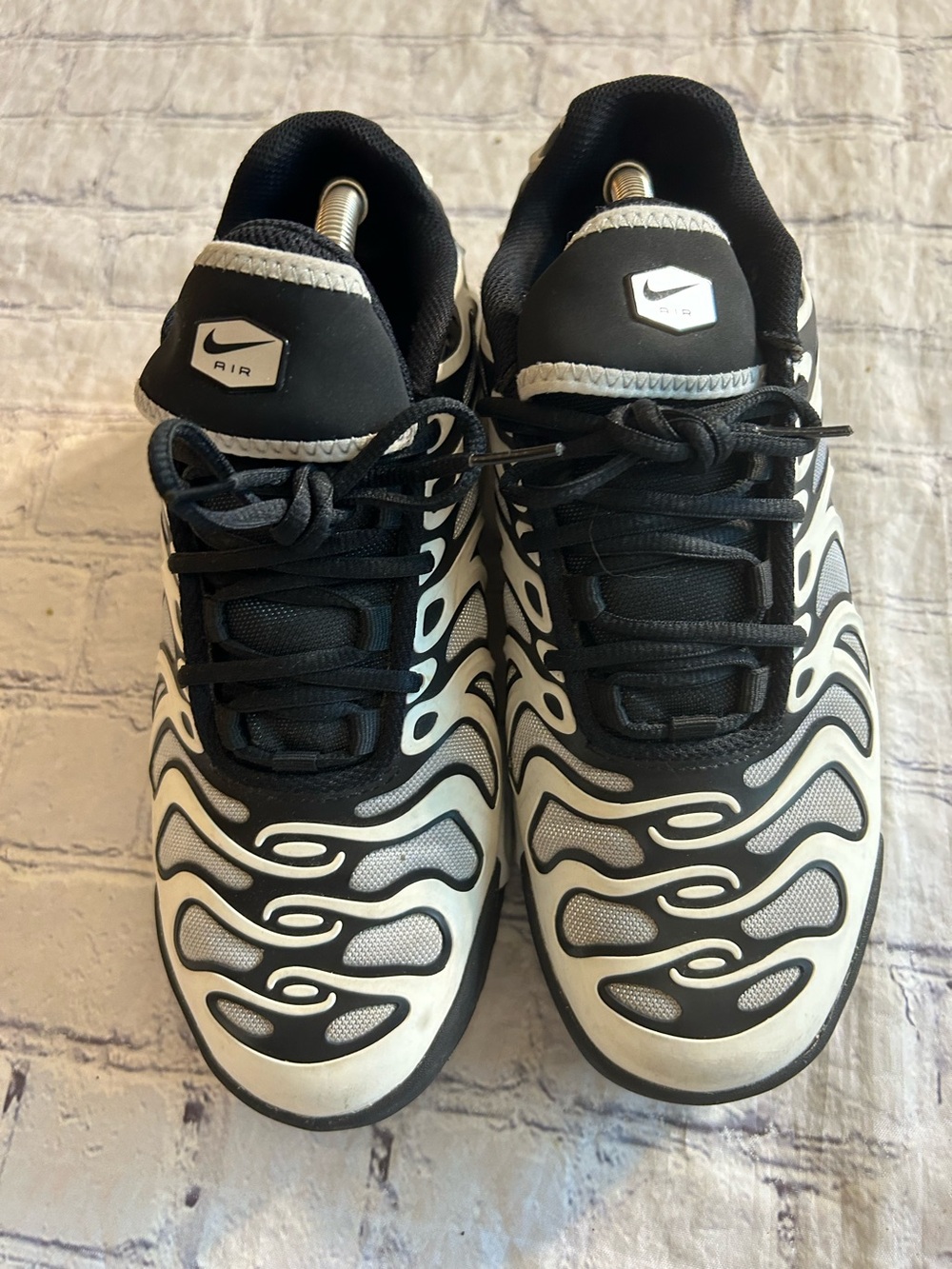 NIKE AIR MAX PLUS DRIFT WHITE/BLACK/METALLIC SILVER V4081-102 LACE UP SNEAKERS 7
